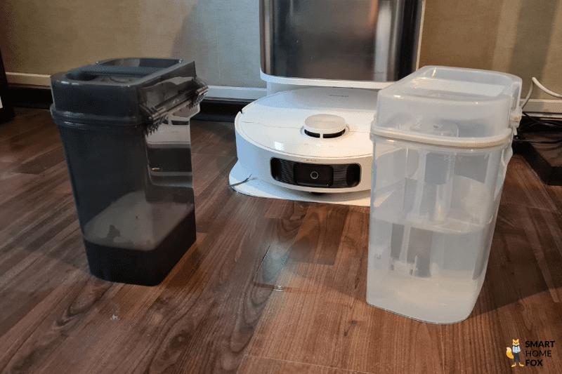 Der Schmutzwassertank des Dreame L10s Ultra ist in der Nahaufnahme zu sehen.